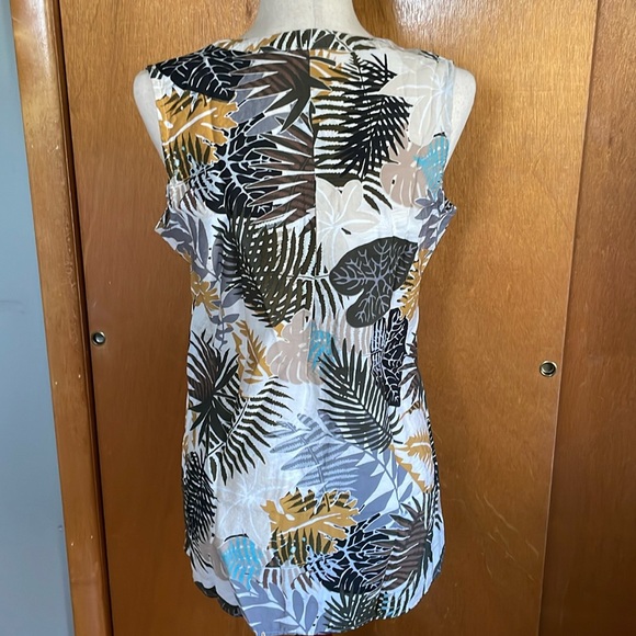 Van Heusen sleeveless tropical (leaves print) blouse, size M. Front buttons down - Picture 14 of 16